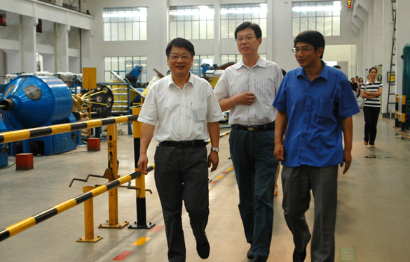 江苏省经信委企业生长效劳随处长陈冈一行来AG一飞冲天集团考察指导