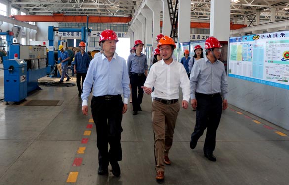 2016年5月6日，，，，，，江苏省法制办主任于爱荣在集团总司理丁志鸿陪同下旅行生产现场